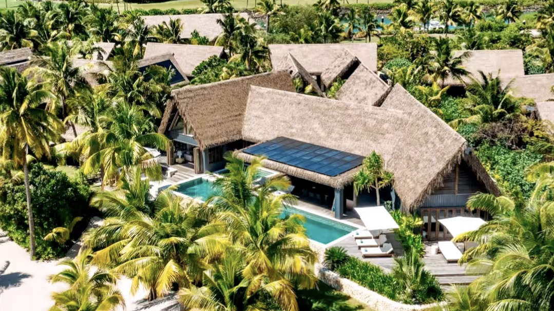 villa-de-luxe-écologique-panneaux-solaires-toit-de-chaume