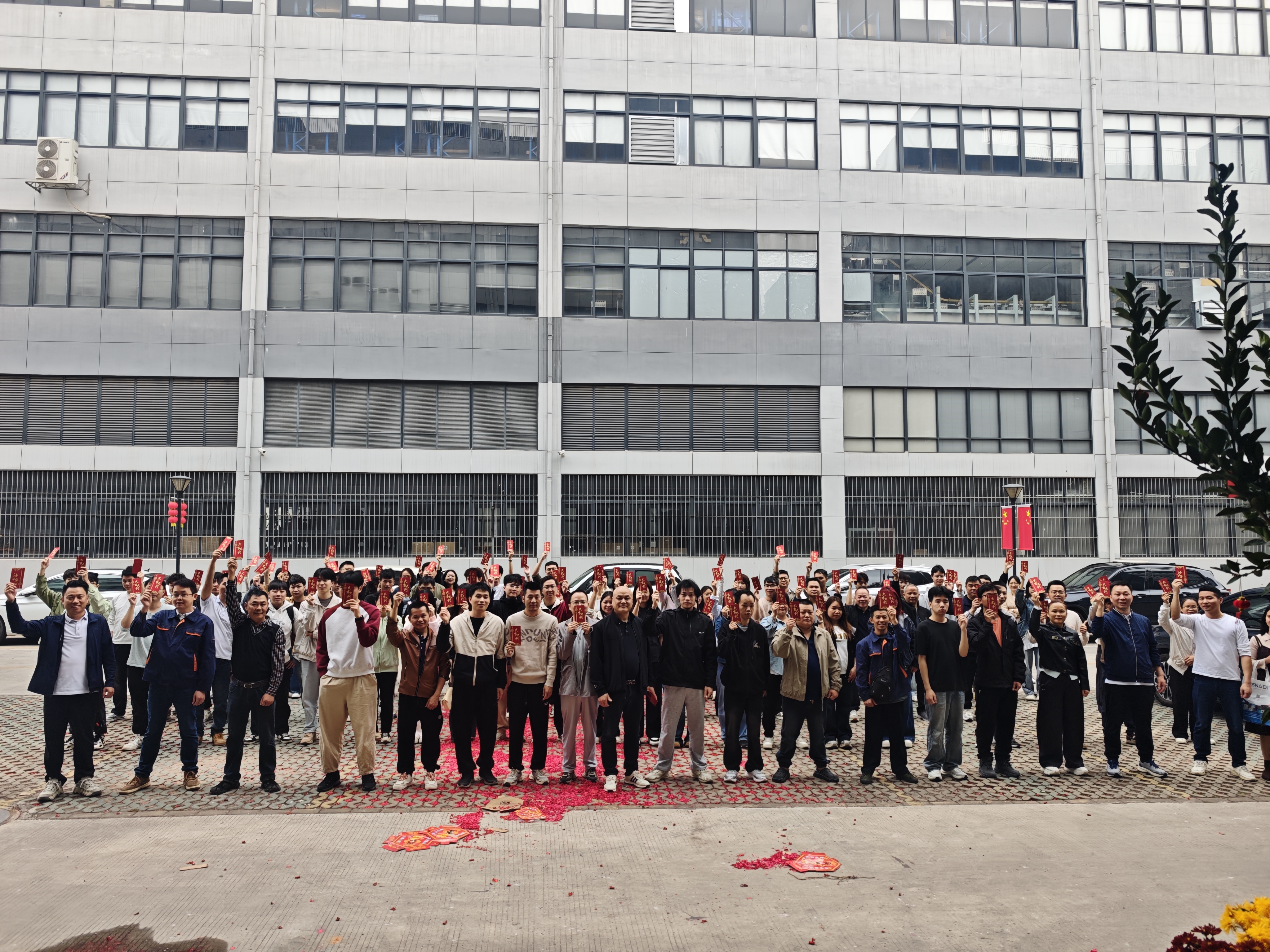 Mise sous tension de 2026&nbsp;:&nbsp;SNADI Solar célèbre le coup d'envoi après les fêtes avec des enveloppes rouges traditionnelles