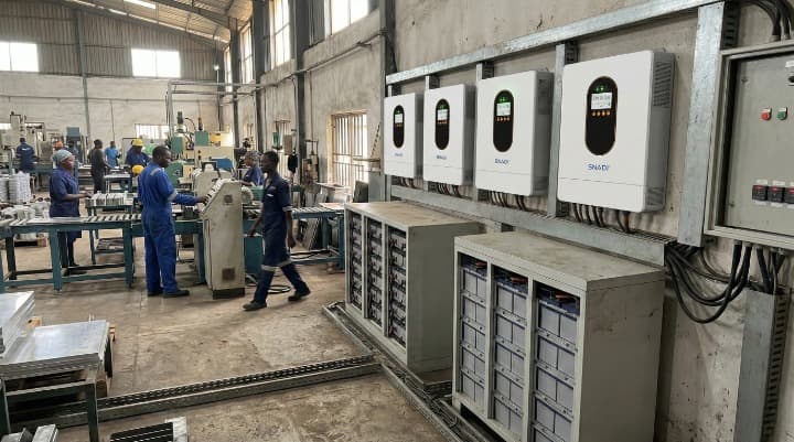 panneaux-de-commande-pour-ouvriers-de-machines-d'usine-industrielle