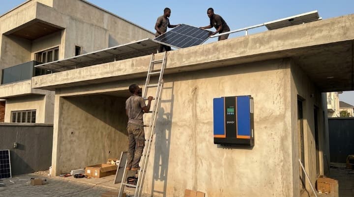 snadi-nkh-series-hybride-solaire-onduleur-installation-nigeria